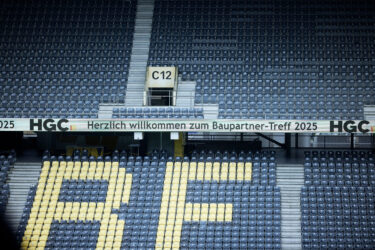 Brüstungsbande, schwarze Schrift auf weissem Hintergrund